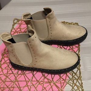 Brand new size 6 light pink ankle boots!